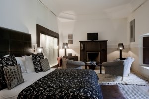 traumhaftes schlafzimmer im La Villa des Orangers in marrakesch marokko