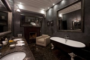 grosses badezimmer mit badewanne im La Villa des Orangers in marrakesch marokko