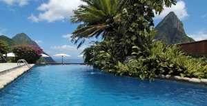 erfrischender pool unter palmen im ladera luxus resort in st lucia karibik