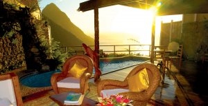 romantischer sonnenuntergang auf der terrasse im ladera luxus resort in st lucia karibik