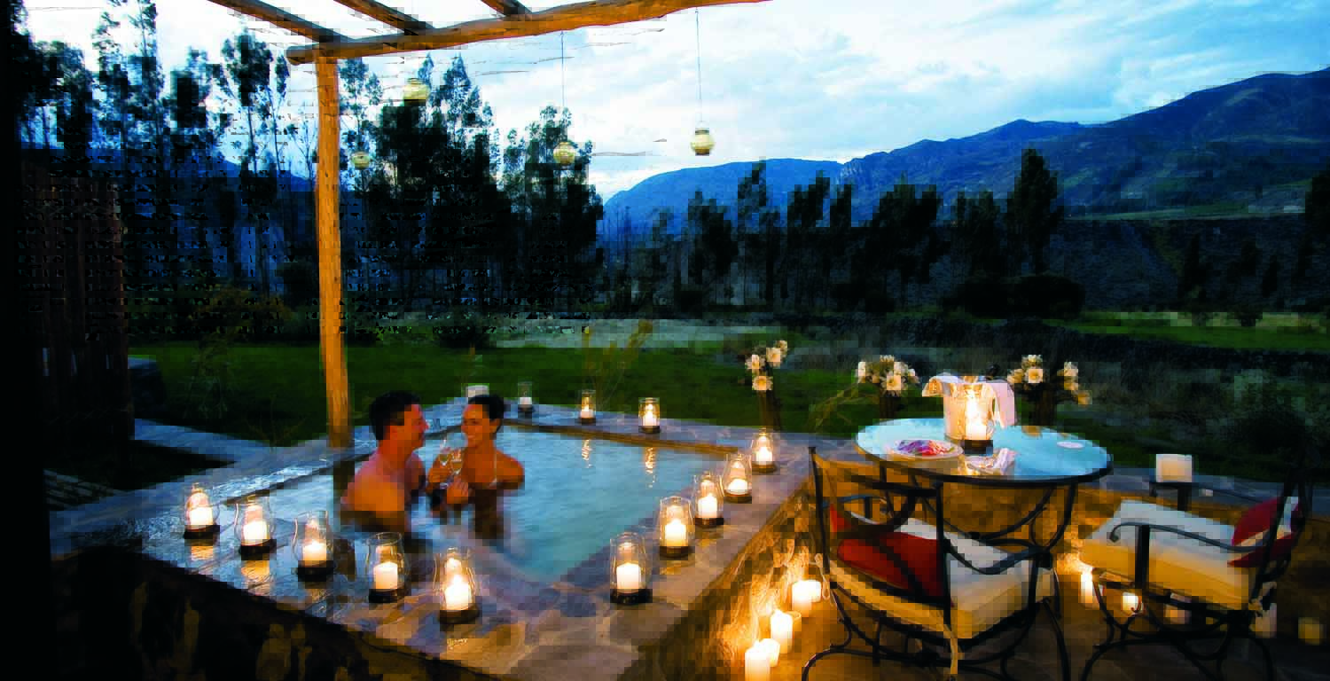 romantische terrasse mit pool im kerzenschein im las casitas del colca in lateinamerika peru colca canyon 