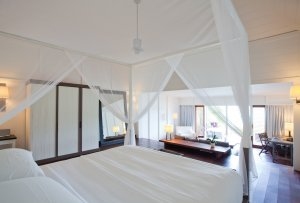 großes Bett einer Grande Suite im Luxushotel Karibik Le Sereno am Strand Grand Cul des Sac