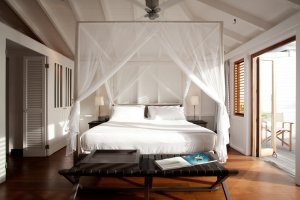 gemütliches Schlafzimmer einer Grande Suite des Luxushotel Karibik Le Sereno am Strand Grand Cul des Sac