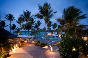 Strand und Beach Bar bei Nacht im Luxushotel Karibik Le Sereno am Strand Grand Cul des Sac