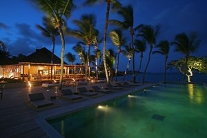 großer Pool bei Nacht beleuchtet im Luxushotel Karibik Le Sereno am Strand Grand Cul des Sac