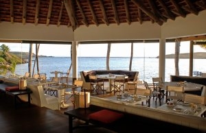 schickes Restaurant im Rundbau mit Meerblick und gedeckten Tischen im Luxushotel Karibik Le Sereno am Strand Grand Cul des Sac