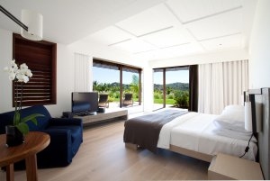 großes Schlafzimmer einer Villa mit Blick in den Garten durch die großen Fenster im Luxushotel Karibik Le Sereno am Strand Grand Cul des Sac
