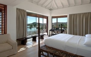 helles Zimmer einer Villa mit großen Fenstern und Meerblick im Luxushotel Karibik Le Sereno am Strand Grand Cul des Sac