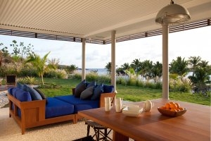 große Terrasse mit Meerblick und gemütlichen Sofas einer Villa im Luxushotel Karibik Le Sereno am Strand Grand Cul des Sac