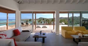 großer und heller Wohnraum einer Villa im Luxushotel Karibik Le Sereno am Strand Grand Cul des Sac mit großen Fenstern und großer Terrasse