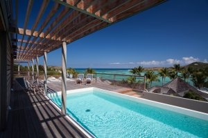 privater Pool auf der großen Terrasse mit Meerblick im Luxushotel Karibik Le Sereno am Strand Grand Cul des Sac