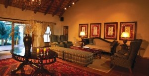 wunderbar geräumiges Wohnzimmer einer Lodge im The Legend Golf & Safari Resort Südafrika