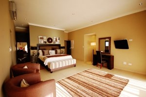 großzügig gestaltetes Schlafzimmer im The Legend Golf & Safari  Resort Südafrika 