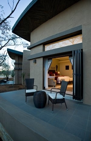wunderschöne Terrasse eines Resort Zimmers im The Legend Golf & Safari Resort Südafrika 