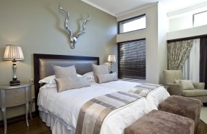 schönes Schlafzimmer in einer Resort Suite im The Legend Golf & Safari Resort Südafrika 