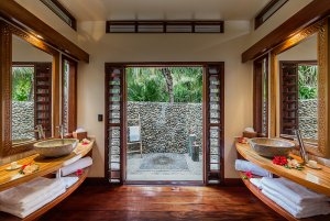 Luxuriöses Badezimmer eines Beach Bure im Likuliku Lagoon Resort auf Fiji mit Außendusche