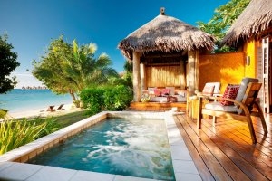 Terrasse mit eigenen Pool einer Deluxe Beachfront Bure im Luxushotel Likuliku Lagoon Resort auf Fiji mit blick auf den Traumstrand und die türkisfarbene Südsee