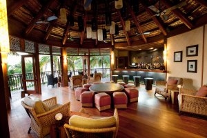 gemütliche Dua Tale Bar im Likuliku Lagoon Resort mit viel Holz und freiem Blick in die traumhafte Natur auf den Fiji Island