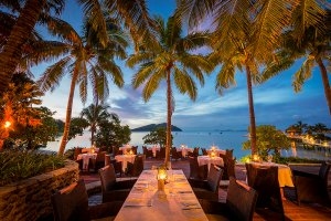Fijiana Restaurant Terrasse in Abendstimmung mit Blick auf die Südsee garantiert ein luxuriöses Dinner im Likuliku Lagoon Resort unter Palmen und Sternenhimmel