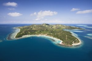 Blick auf Fiji und das Likuliku Lagoon Resort im strahlend blauem Meer umgeben mit weißen Traumstränden für einen perfekten Luxusurlaub