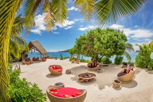 Traumhafte Kulisse auf Masima Island im Likuliku Lagoon Resort auf weißem Sand mit gemütlichen Sitzmöglichkeiten und blick auf die azurblaue Südsee