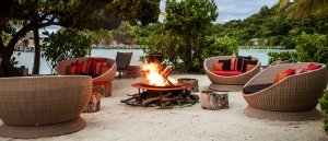 Abenstimmung im Likuliku Lagoon Resort unter freiem Himmel vor dem Lagerfeuer mit gemütlichen Sitzgelegenheiten garantiert einen Luxusurlaub bei Tag und bei Nacht