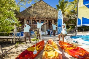 Wassersport und Luxus-Animation am Strand des Luxushotels Likuliku Lagoon Resort auf Fiji