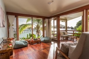 Entspannungsbereich des Tatadra Spa mit großen Fenstern und Blick auf die Natur und die Südsee im Likuliku Lagoon Resort auf Fiji