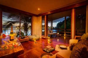 Abendstimmung im gemütlichen Tatadra Spa mit Blick in den Garten und auf die Südsee im Likuliku Lagoon Resort