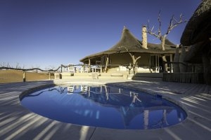 Abkühlung finden im Pool des Little Kulala Camp, Sossulvlei, Namib Wüste, Namibia 