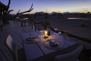 genießen Sie exklusive Speißen im Restaurant des Little Kulala Camp, Sossulvlei, Namib Wüste, Namibia 