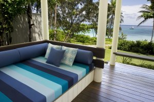 gemütliche terrasse mit tagesbett im lizard island in australien great barrier reef 