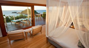 traumhaftes schlafzimmer mit terrasse und meerblick im lizard island in australien great barrier reef 