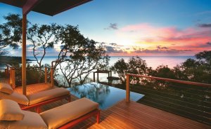 romantischer sonnenunterganga auf der luxuriösen terrasse im lizard island in australien great barrier reef 