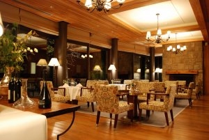 gemütliche cocktails im llao llao hotel resort in patagonien argentinien südamerika