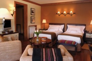 luxuriöses schlafzimmer einer suite im llao llao hotel resort in patagonien argentinien südamerika