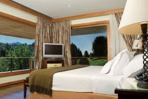 schlafzimmer mit ausblick im llao llao hotel resort in patagonien argentinien südamerika