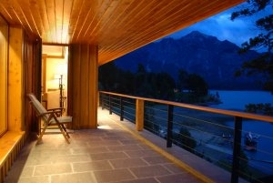 schöner balkon mit seeblick im llao llao hotel resort in patagonien argentinien südamerika