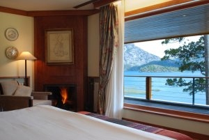 luxus schlafzimmer mit ausblick im llao llao hotel resort in patagonien argentinien südamerika