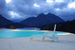 grosser pool im llao llao hotel resort in patagonien argentinien südamerika