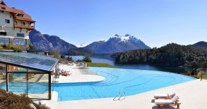 traumhafter pool mit ausblick auf die natur im llao llao hotel resort in patagonien argentinien südamerika