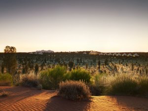 wunderschöne landschaft voyages longitude 131° in australien ayers rock