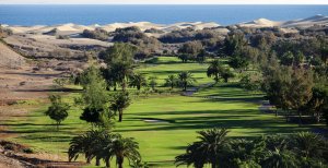 Spanien Gran Canaria Maspalomas Golf mit gepflegtem Grün für das perfekte Spiel mit Dünenblick