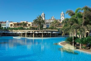 Spanien Gran Canaria Lopesan Villa del Conde Resort Corallium Thalasso riesiger Aussenpool für eine Erfrischung mit Hotelansicht 