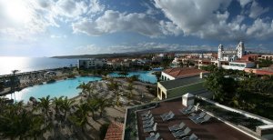 Spanien Gran Canaria Lopesan Villa del Conde Resort Corallium Thalasso Hotelanlage mit Pool und zauberhaftem Meerblick