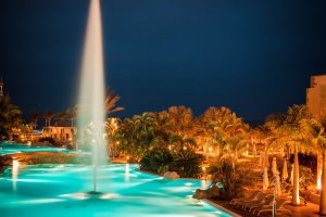 Spanien Gran Canaria Lopesan Villa del Conde Resort Corallium Thalasso Poolanlage mit stimmungsvoller Beleuchtung und Wasserspielen
