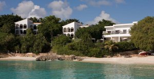aussenansicht auf das luxus resort Malliouhana auf anguilla karibik