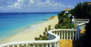 schöner ausblick auf das meer und traumstrand im luxus resort Malliouhana auf anguilla karibik