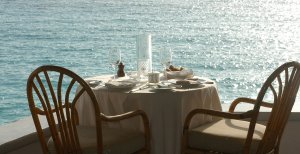 romantischer sonnenuntergang im luxus resort Malliouhana auf anguilla karibik