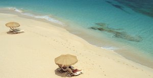 traumstrand und türkises wasser im luxus resort Malliouhana auf anguilla karibik